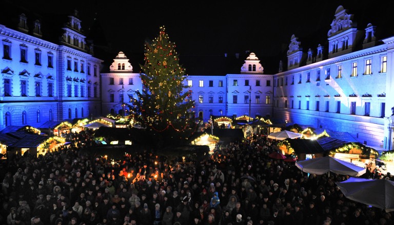 Fürstin Gloria von Thurn und Taxis eröffnet Weihnachtsmarkt Regensburg