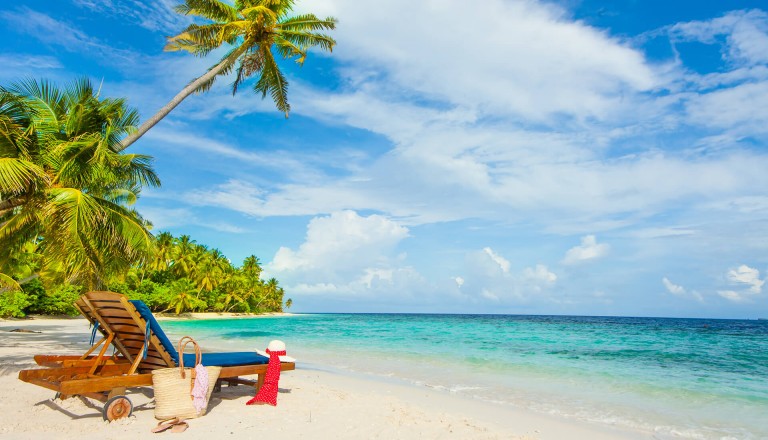 Rest in Paradise - Malediven - Sonnenliegen und Strandtasche am