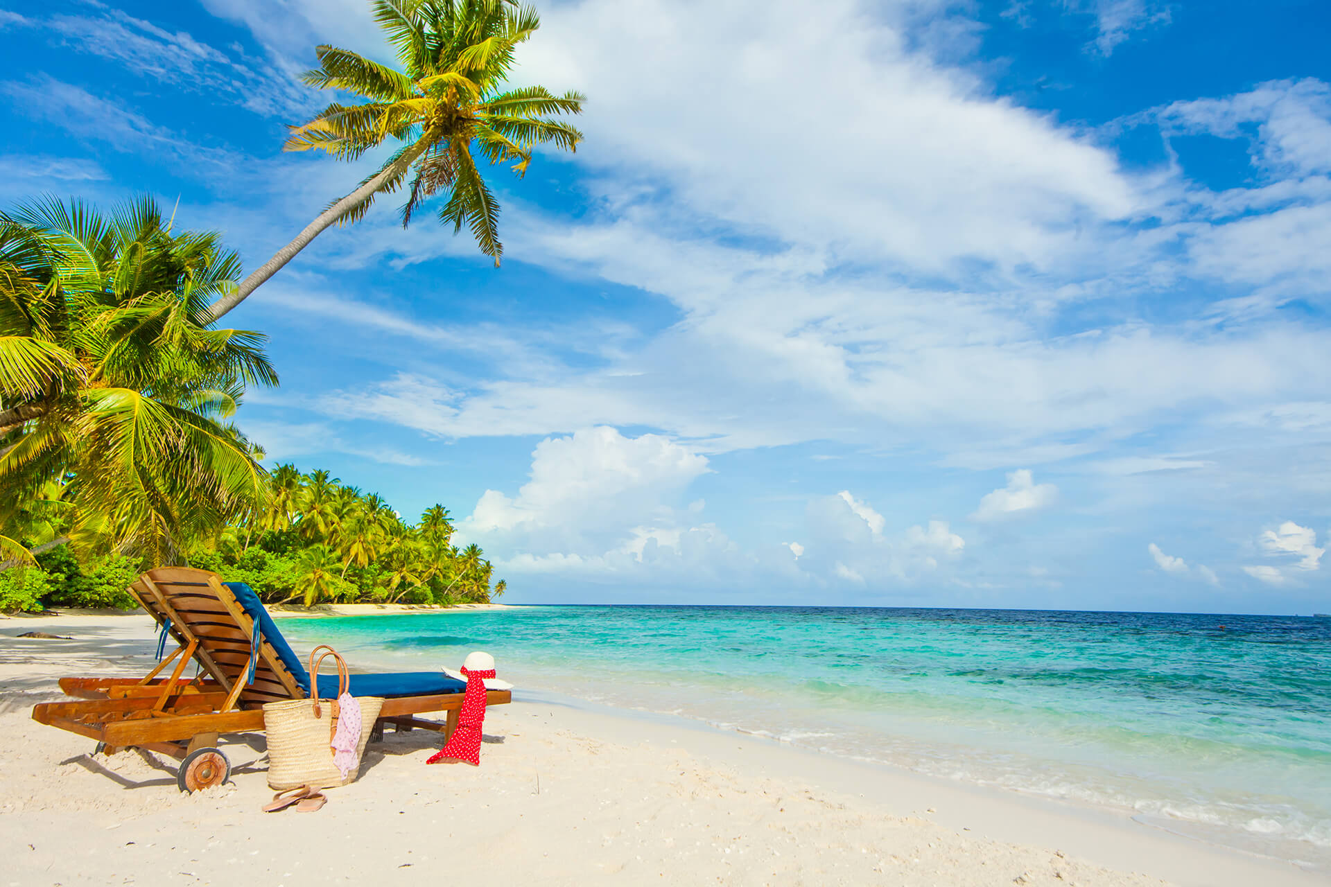 Rest in Paradise - Malediven - Sonnenliegen und Strandtasche am