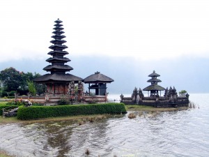 Bali Tempel im botanischen Garten bei Bedugul