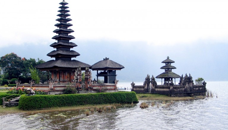 Bali Tempel im botanischen Garten bei Bedugul