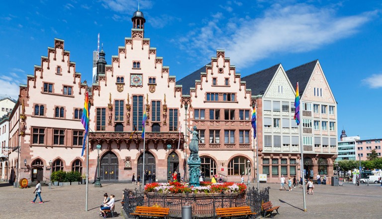 Frankfurt am Main, der Römer. Mittig der Gerechtigkeitsbrunnen.