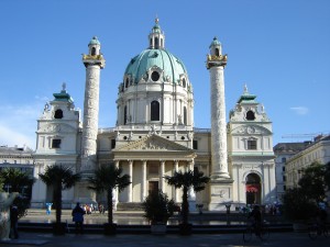 Die Karlskirche an der Südseite des Karlsplatzes