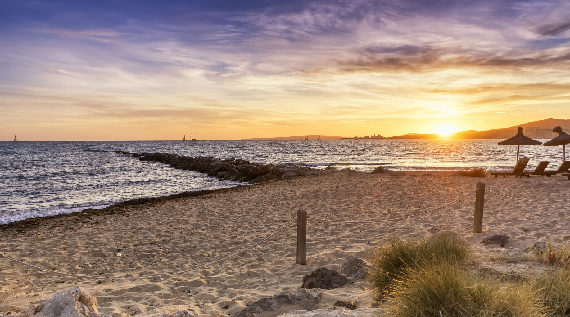 Schöner Sonnenuntergang am Strand von Mallorca