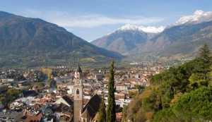 Blick über Meran in Südtirol in Richtung Nordwesten zu den Gipfeln Tschigat und Zielspitze