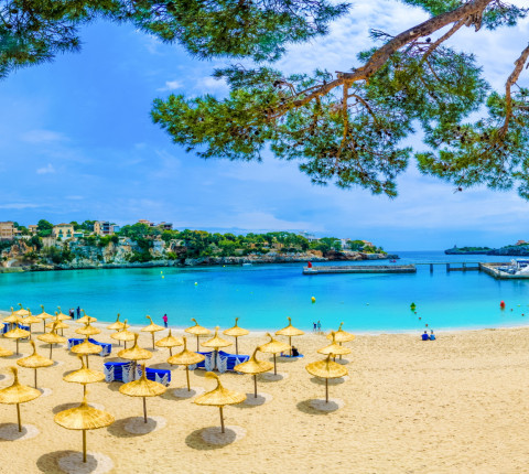 Cluburlaub auf Mallorca: 7 Tage am Strand von S’Illot inkl. Flug, Transfer & Frühstück