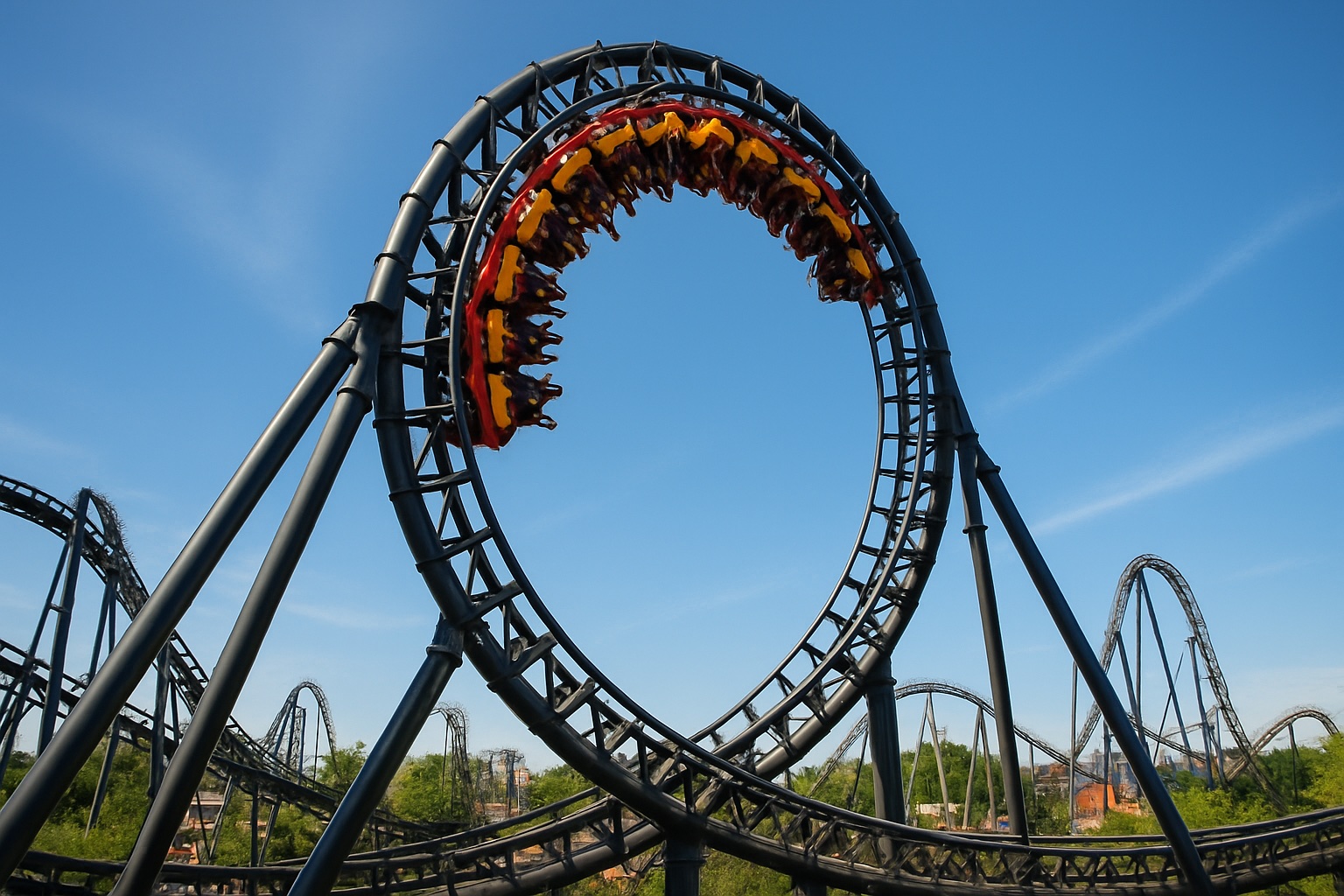 Grosse Stahlachterbahn in einem Freizeitpark