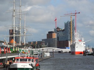 Hamburger Hafen mit Elbphilharmonie