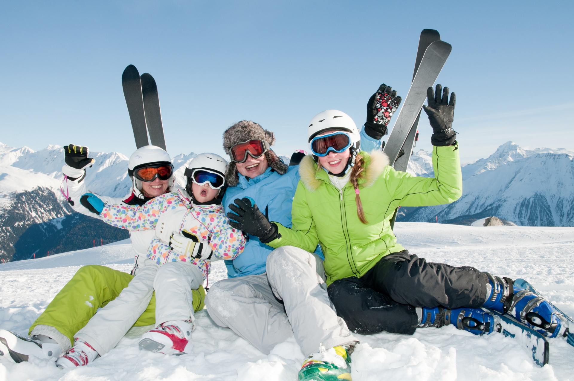 Семья лыжников. Семья на горнолыжном курорте. Семья на горнолыжке. Корлоныжный курорт с семьёй. Катание на горных лыжах.
