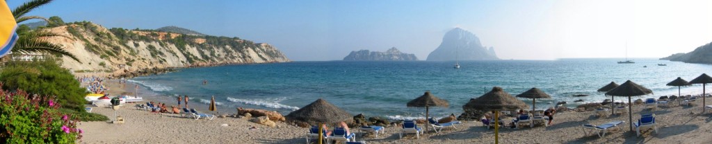 Cala d'Hort auf Ibiza mit Blick auf die Es vedra