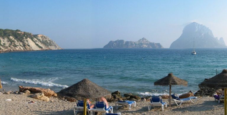 Cala d'Hort auf Ibiza mit Blick auf die Es vedra