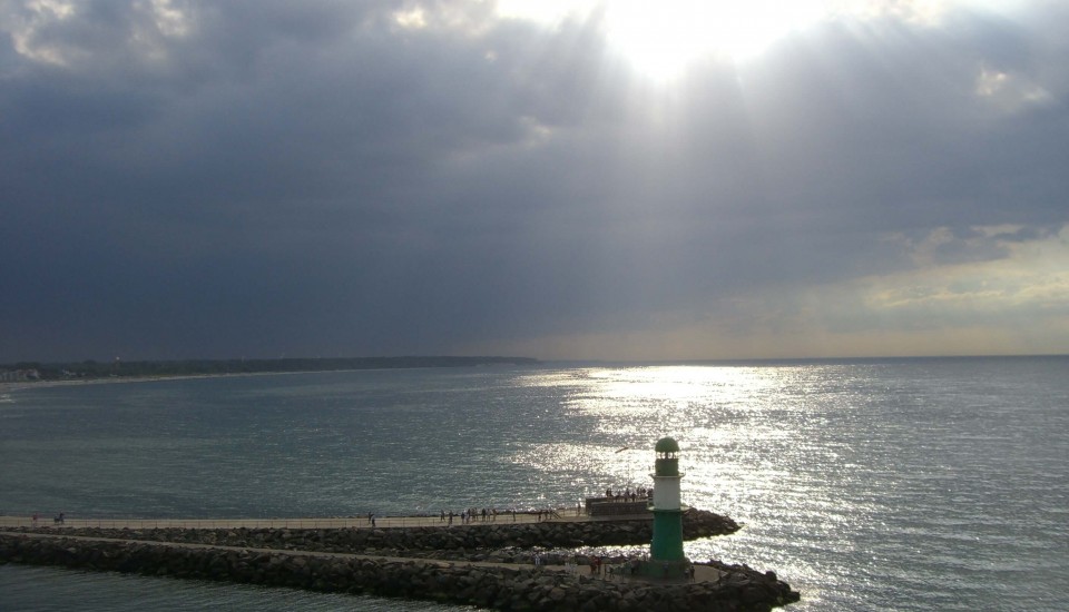 Der Hafeneingang von Rostock-Warnemünde