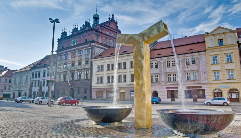 Pilsen Rathaus mit Brunnen