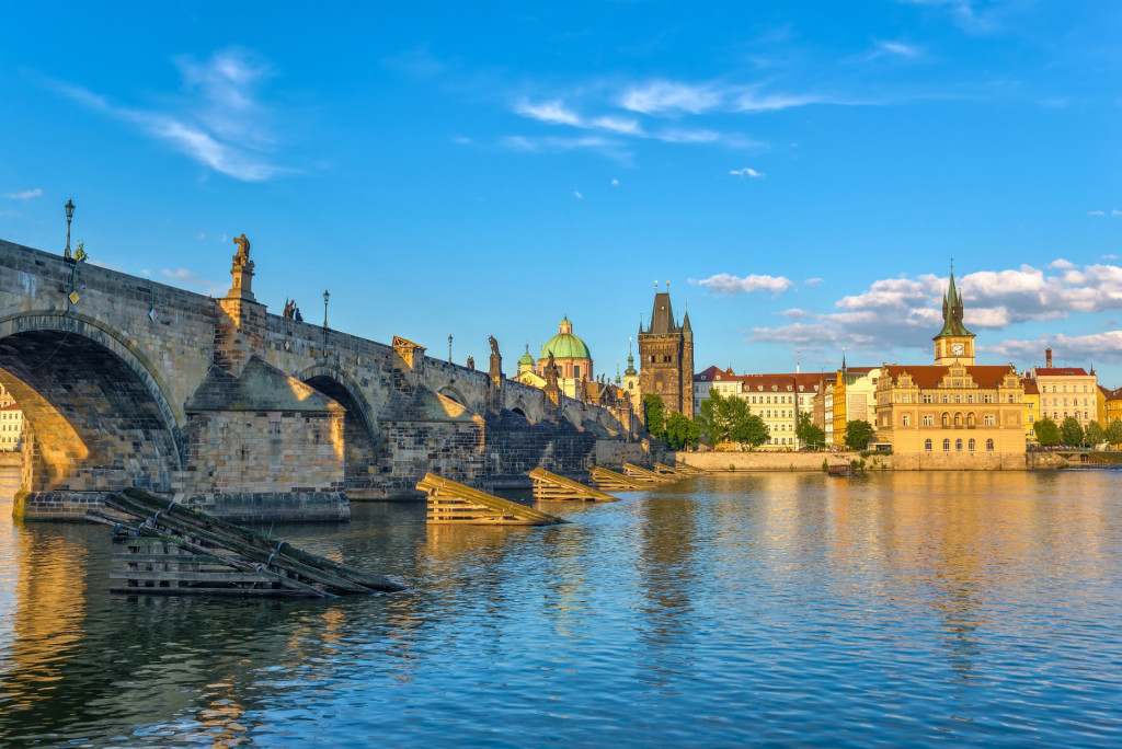 Blick über die Moldau auf die Prager Altstadt