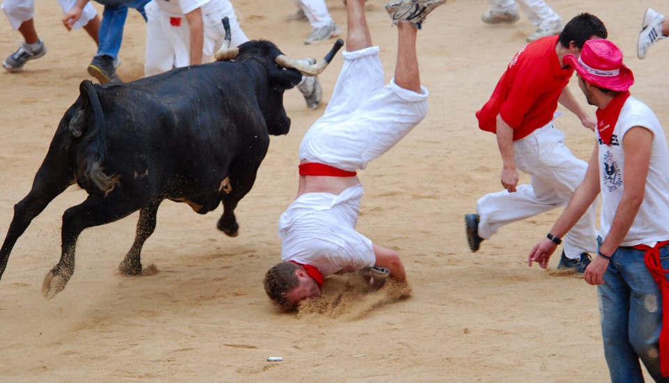 Stierrennen In Pamplona Abenteuer Stierwettlauf stierrennen-in-pamplona-abenteuer-stierwettlauf