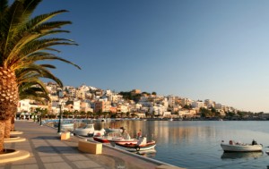 Bezaubernde Hafenstädte (hier: Sitia auf Kreta) locken die Deutschen wieder auf die griechischen Inseln