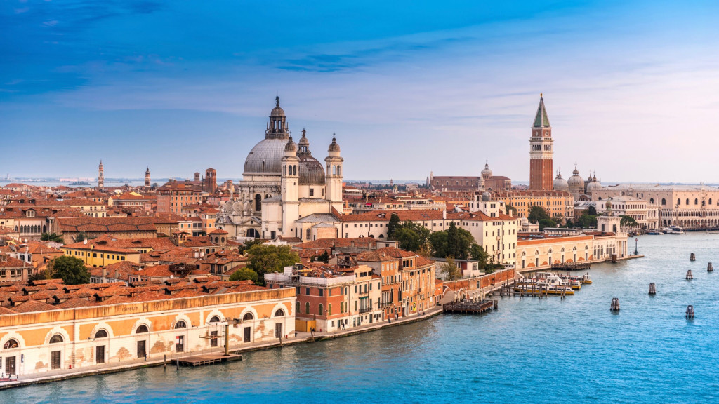 Blick auf den Canal Grande mit Gondeln in Venedig